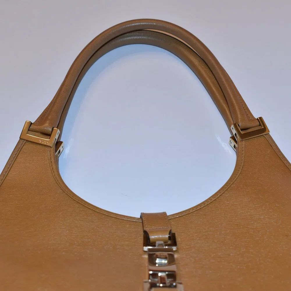 Vintage Gucci Bardo hobo bag in camel leather with the piston-lock closure